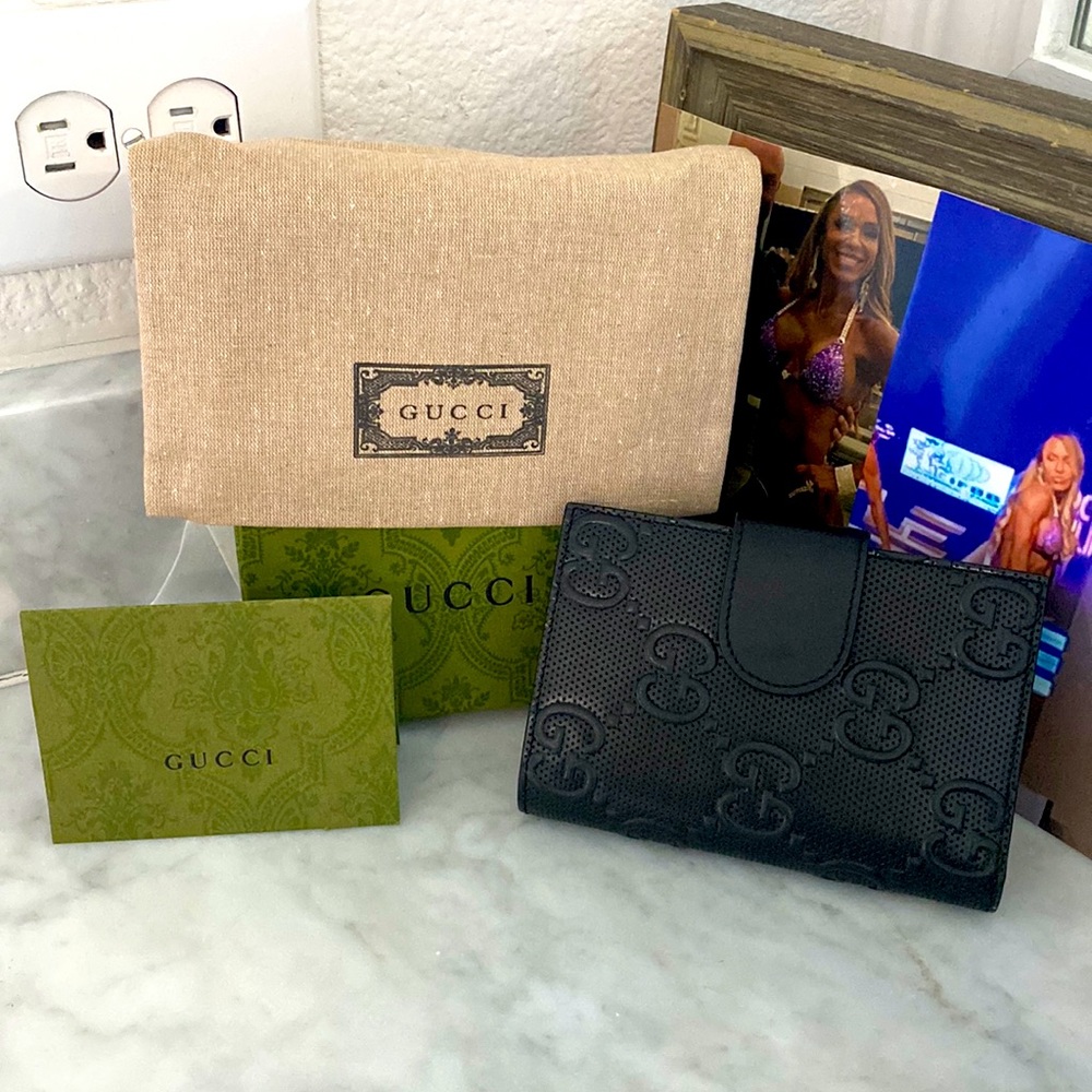 Gucci black wallet in box never used !